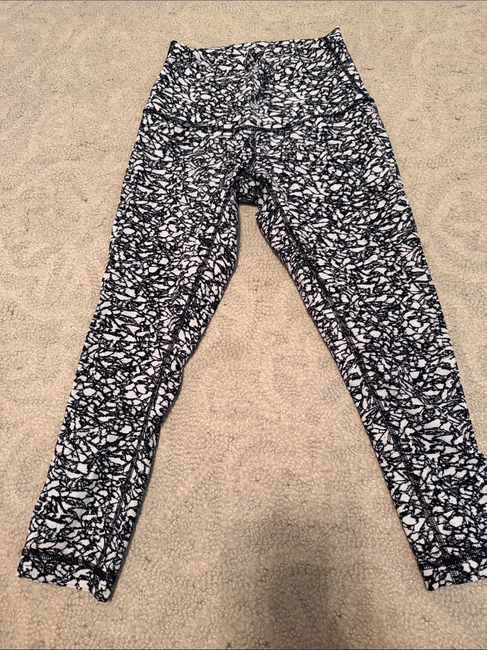 lululemon black white capri leggings 6